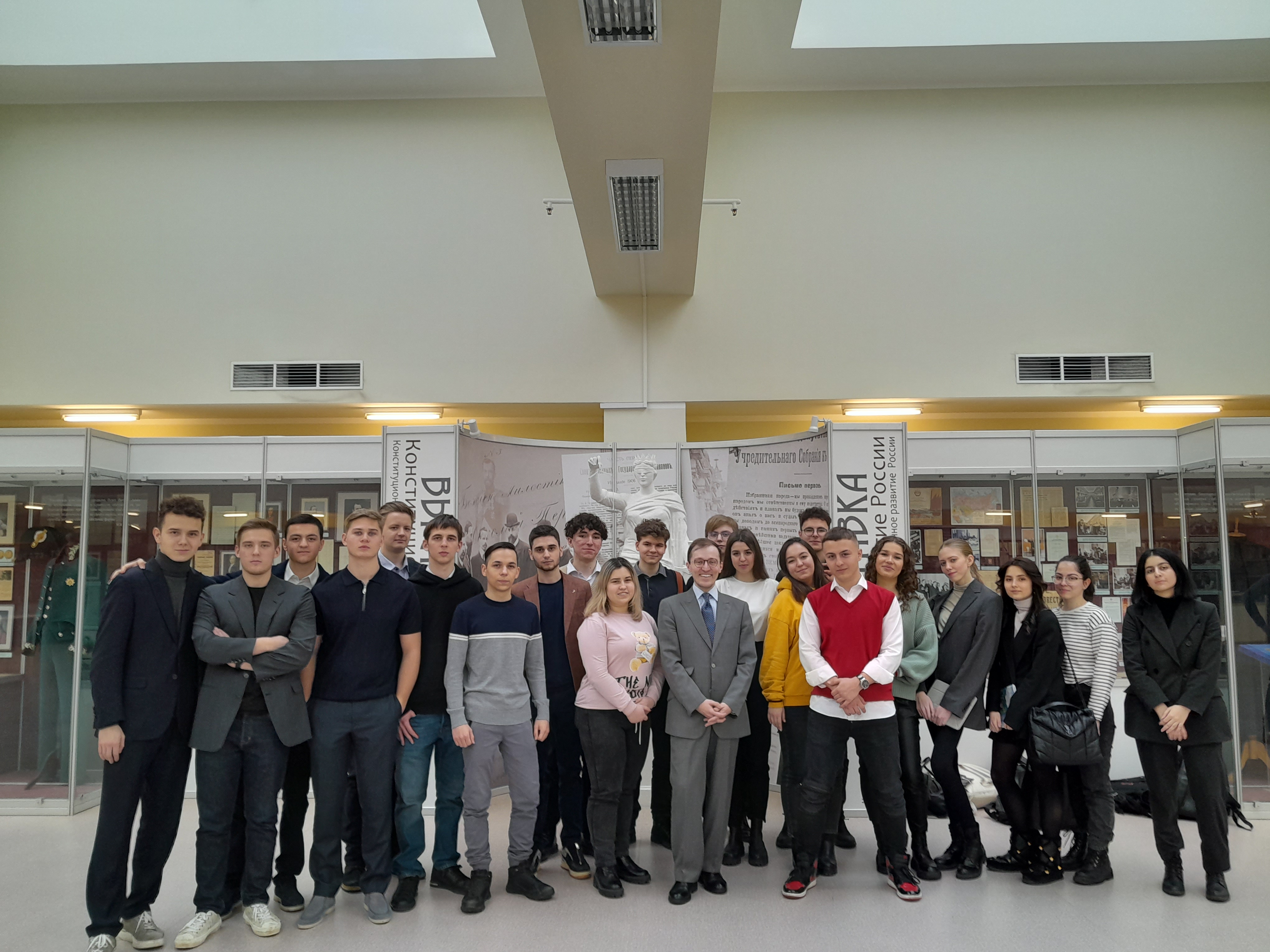 Евгений тарло попов луг. Юридический факультет мгу сотрудники. Ивасенко мгу юрфак. Мгу 2021 юрфак. Музей юридического факультета.