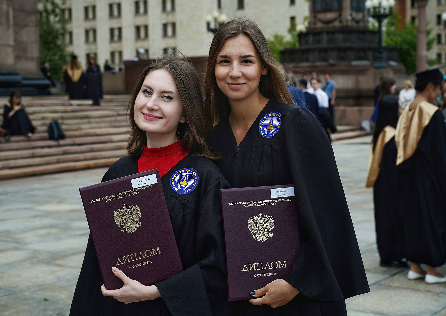 выпускники магистратуры. выпускники мгу. диплом мгу. зеленый диплом мгу юрист. студент декан.