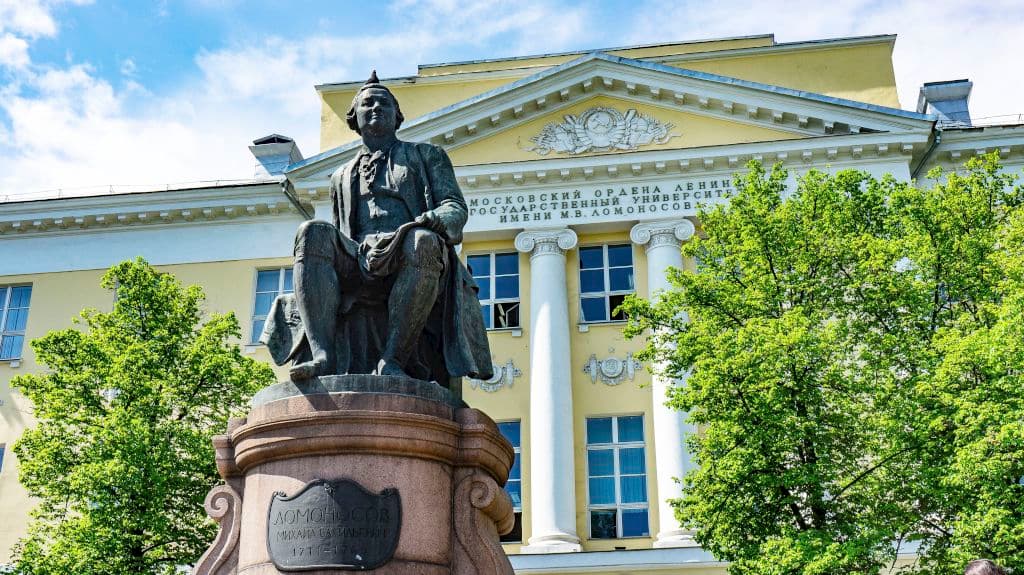 Какой памятник культуры ломоносов. Памятник Ломоносову МГУ на Моховой. Памятник м.в.Ломоносову перед МГУ. Памятник Ломоносову журфак МГУ.