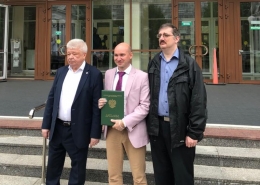 Началось вручение дипломов выпускникам 2020 года