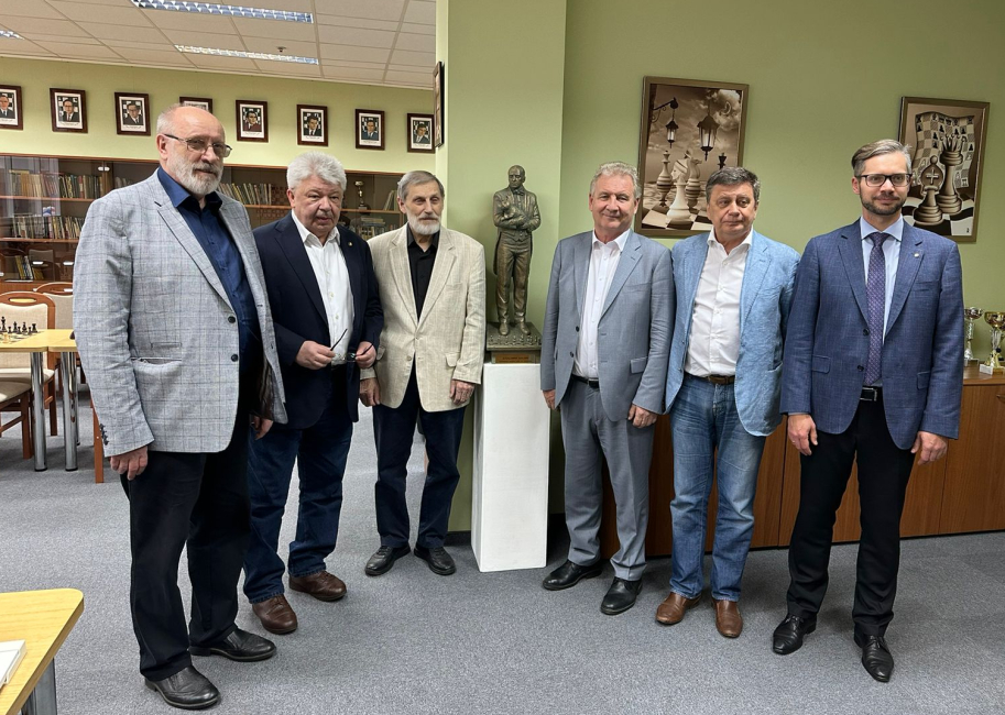 Открытие скульптуры Александра Александровича Алехина в Студенческом шахматном клубе 