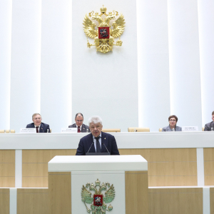 Выступление декана Юридического факультета МГУ в Совете Федерации. Вручение депутатам дипломов МГУ 7 декабря 2023 г. 